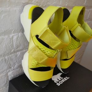 Sorel kinetic impact sandal in bolt white size 9 neon yellow athletic sandals